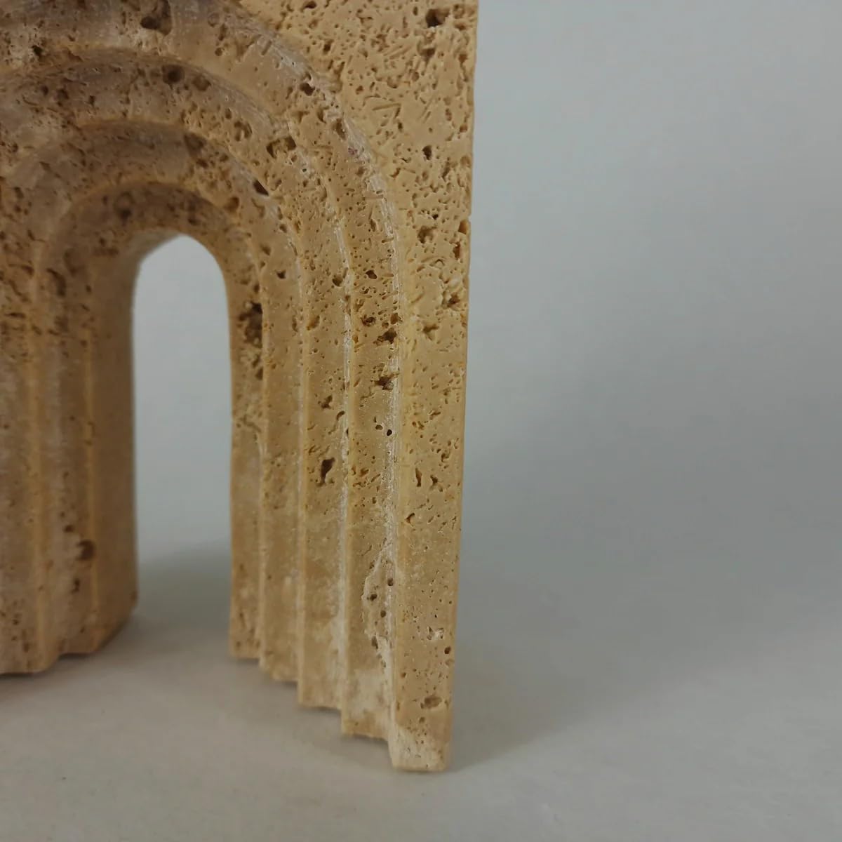 Maison & Werk Travertin Skulptur (12 × 22 × 7 cm) – Exklusives Dekoobjekt, Moderne abstrakte Marmor Design Figur für Fensterbank Deko, Wohnzimmer Modern & Deko Wohnzimmer