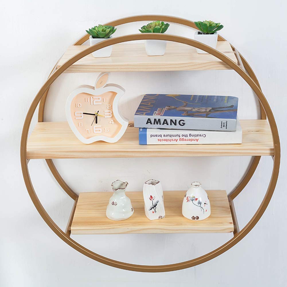 Étagère murale design or pour optimiser le rangement et la déco du salon