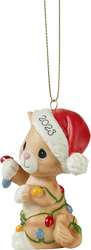 Miniatura 3 de Precious Moments 231007 Tangled in Christmas Fun 2023 Adorno de porcelana con fecha de gato Bisque