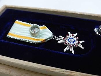 Amazon.co.jp: 造幣局製 勲六等瑞宝章 略章勲章 勲章佩用金具