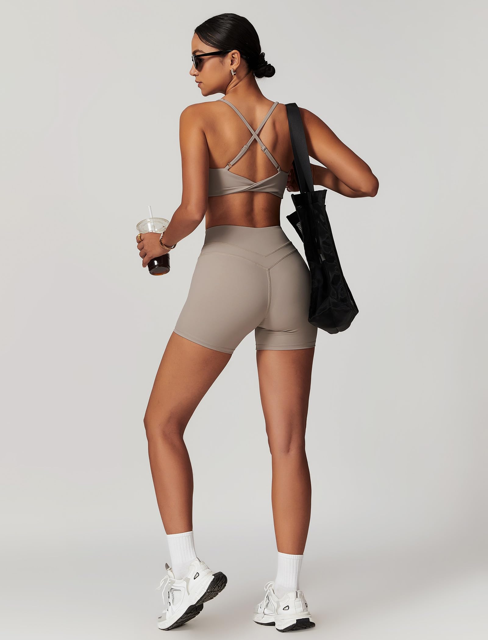 IDOPIP Set sportivo da donna per il fitness: set da palestra, 2 pezzi con scollo a V, reggiseno e leggings corti – abbigliamento sportivo estivo per yoga, pilates e allenamento