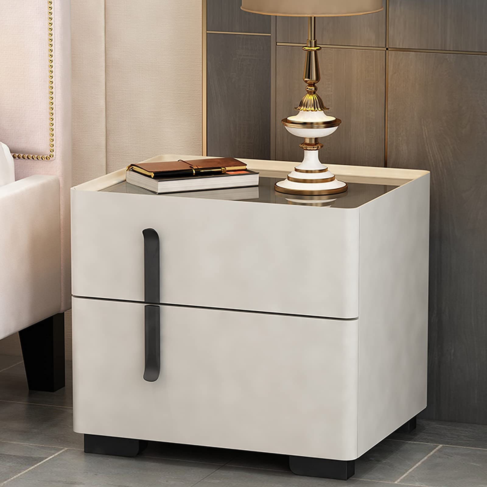 Table de chevet moderne résolvant le manque d'espace avec tiroirs et niches