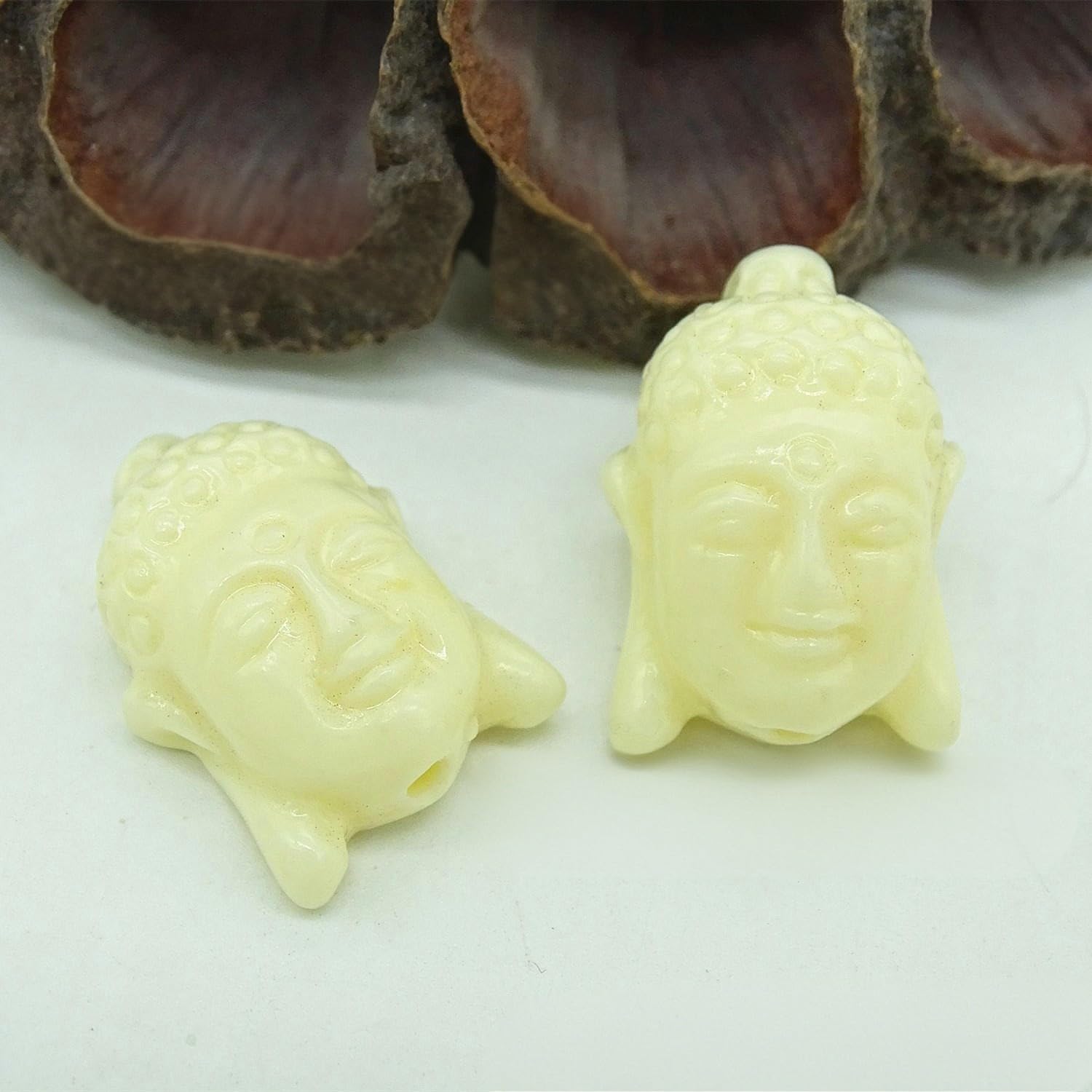 21 x 15 mm 50 szt. Beżowy biały żywica koralowa koraliki głowa Buddy wisiorek wisiorek głowa Buddy koraliki dystansowe do tworzenia biżuterii tybetański Budda koraliki