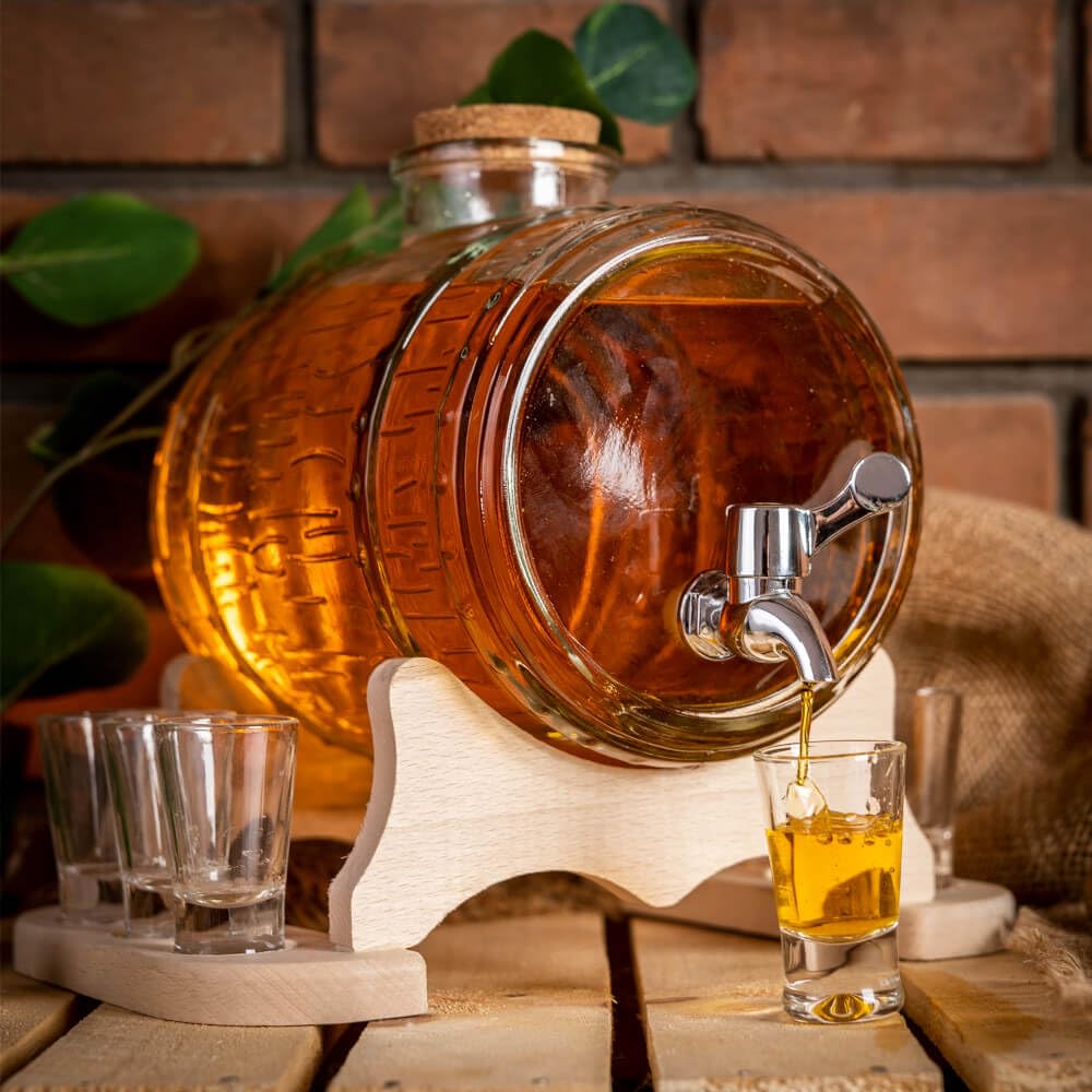 Getränkespender Fass mit Zapfhahn (3L) inkl. 6 Gläser - Fassförmiger Getränkespender Aus Glas - Schnapsspender - Schnaps Spender mit Holzständer - Wasserspender mit Hahn