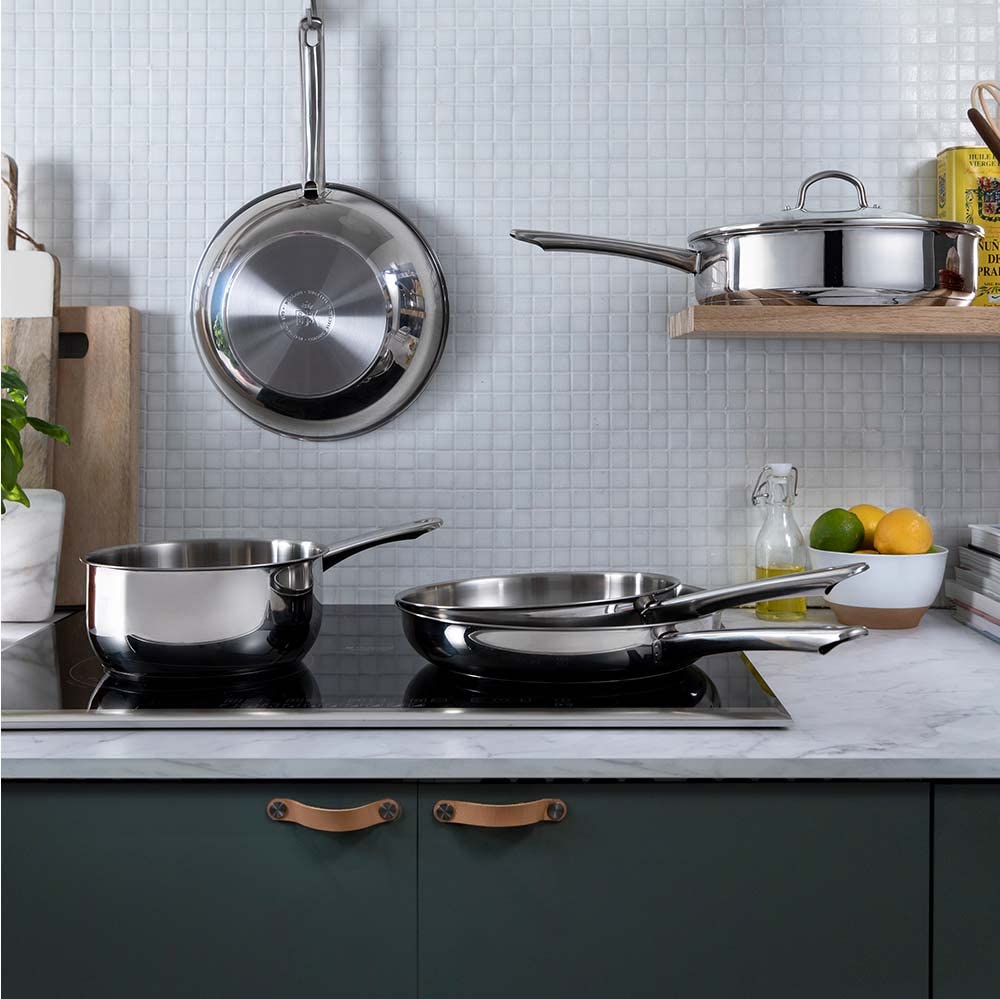 BK Bright Padella Wok in Acciaio Inox 28 cm, Esterno Lucido, Manico Stay Cool, Cottura Professionale, Induzione, Forno Sicuro fino a 230°C, Utensili in Metallo Sicuri, Lavastoviglie, Argento