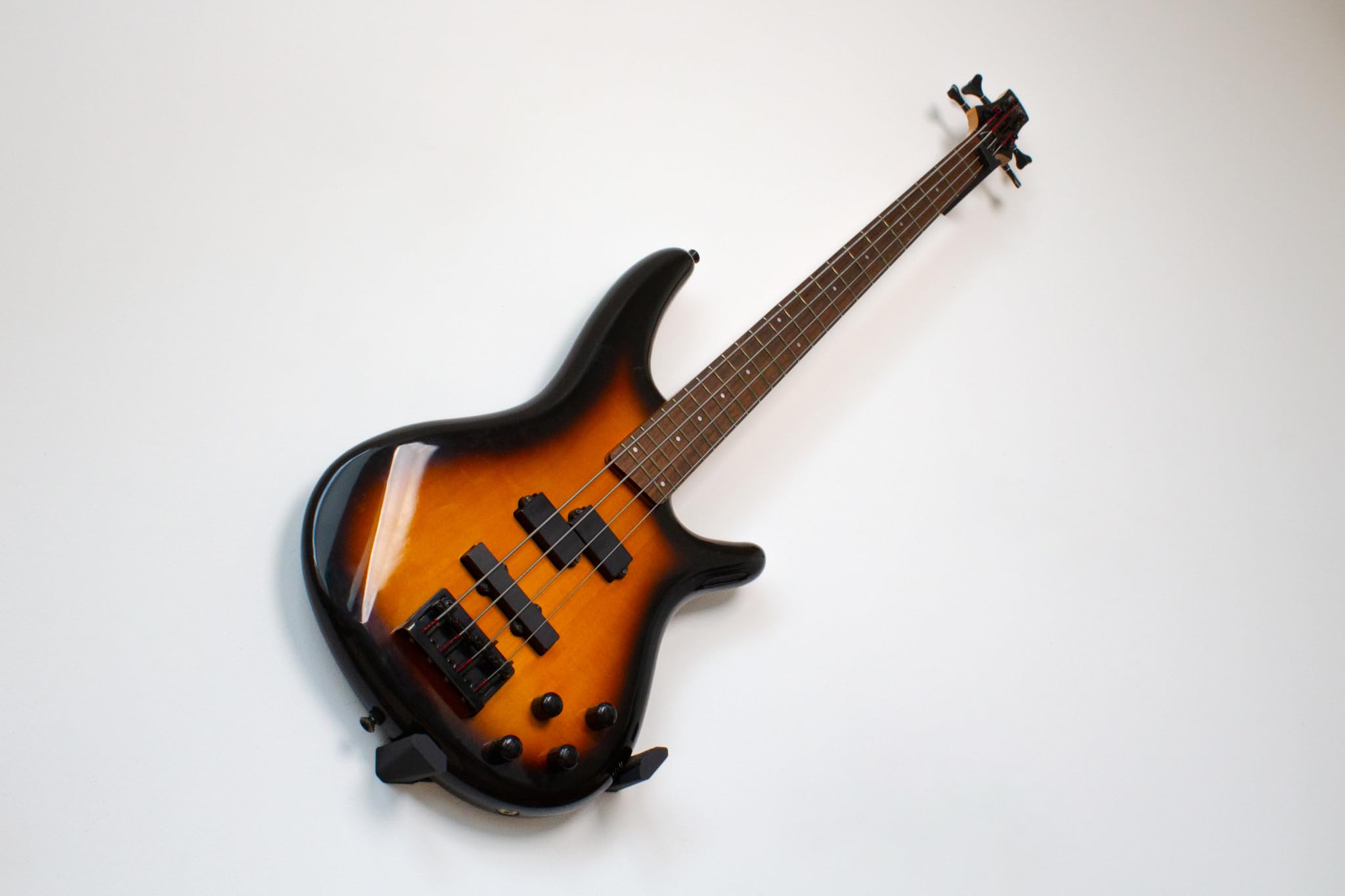 STAGECADIA Monolith E-Gitarren Bass Wandhalterung, Gitarrenhalter für die Wand, Schräg Geneigt Einstellbar Justierbar, Bügel Haken Wandhalter Ständer, Gitarrenzubehör, Schwarz