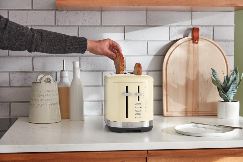 Kitchenaid Toster na 2 kromki - 7 poziomów opiekania - rozmrażanie i podgrzewanie - funkcja bajgla - bardzo szerokie szczeliny - styl retro - migdałowy biały