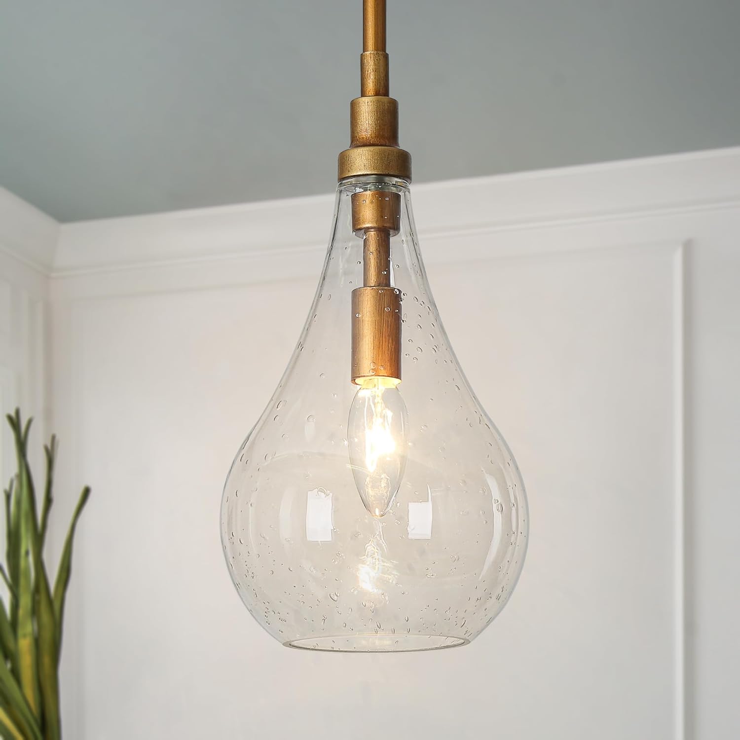 LALUZ Gold Pendant Light Kitchen Island Modern 1-Light Pendant Light Fixtures Adjustable Hanging Pendant Lighting with Teardrop Seeded Glass Shade