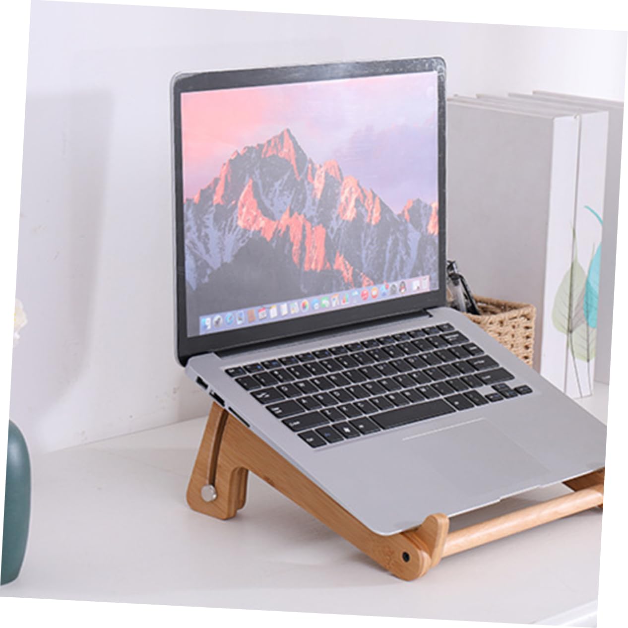Operitacx Supporto per Laptop in Legno Beige, Scrivania Portatile per Laptop Altezza Regolabile, Struttura Cava e Angoli Arrotondati, Stabile e Confortevole