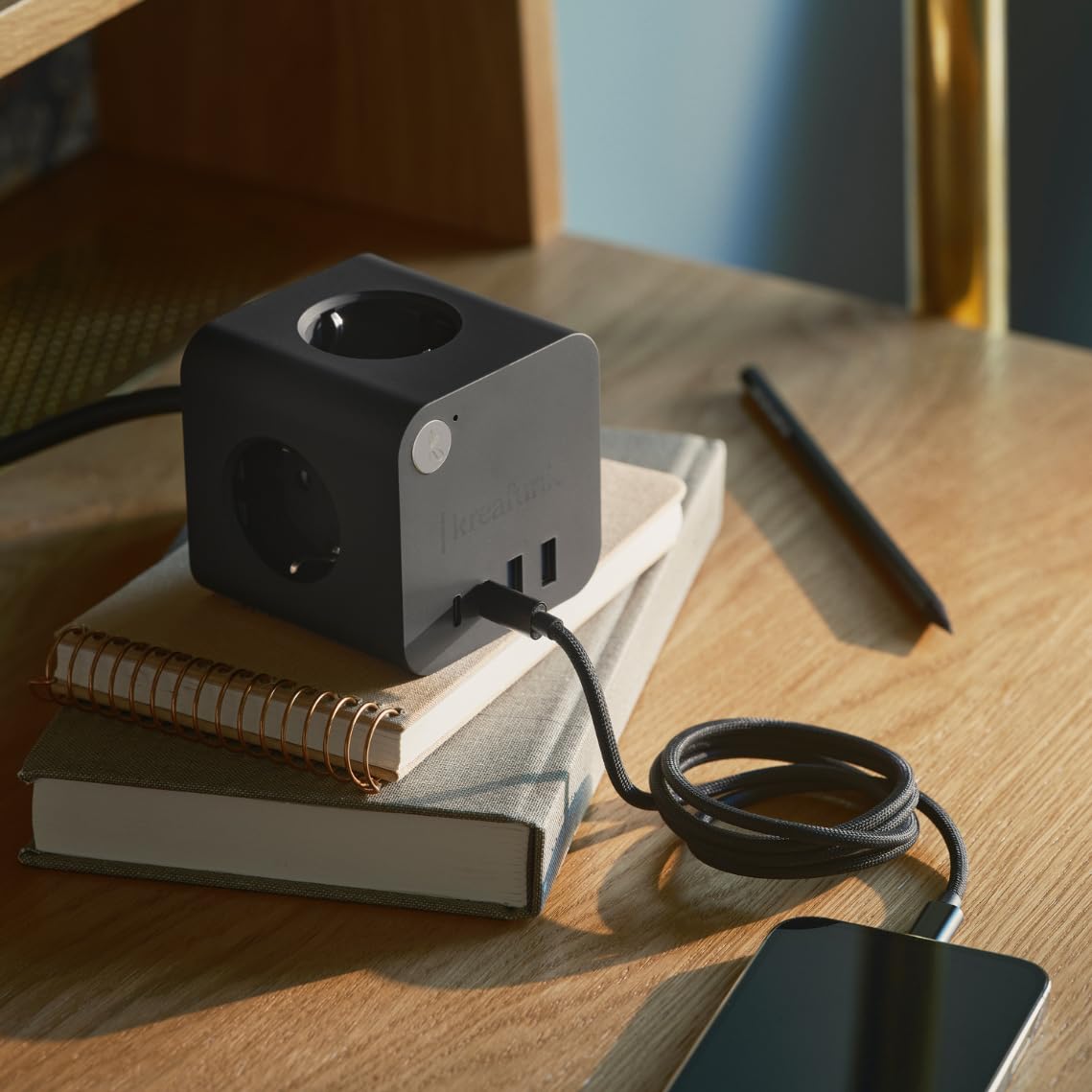 Kreafunk - Multiprise Design Ampie Wired - 3 Prises EU, 2 Ports USB-C, 2 Ports USB-A, Cable 1,8m, Station d'alimentation Compacte et Moderne pour la Maison ou Le Bureau (Black)