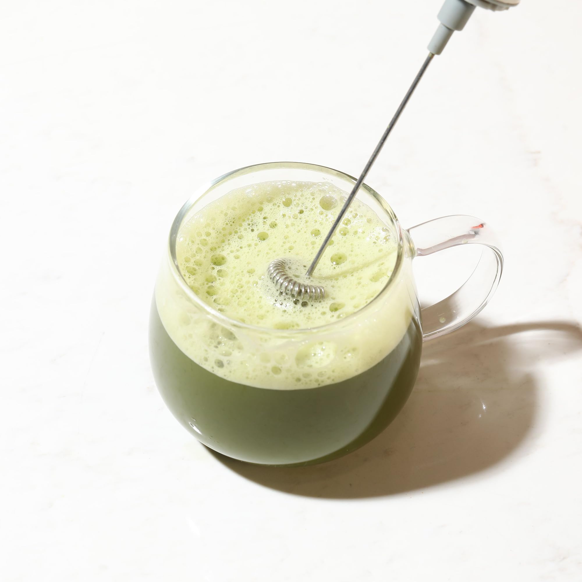 Yu Espumador de leche eléctrico de mano para té con soporte, espumador doble para matcha, sencha, hojicha, genmaicha en polvo, mezcla rápida para lattes, batidos y hornear, portátil, ligero, fácil de