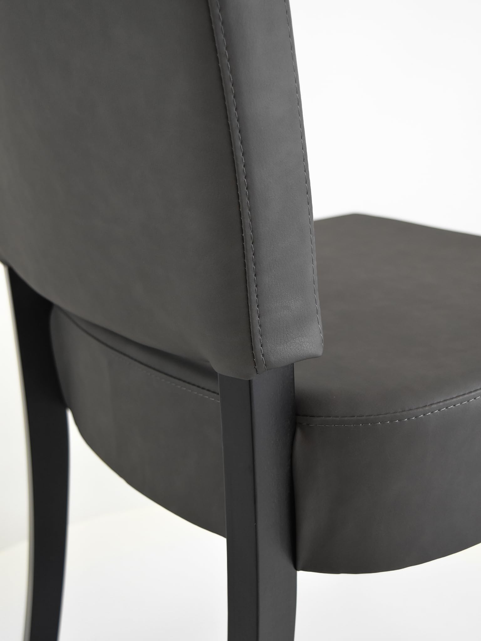 t m c s Tommychairs - Set 4 sedie modello Genny per cucina bar e sala da pranzo, robusta struttura in legno di faggio verniciata in antracite, imbottita e rivestita in finta pelle antracite
