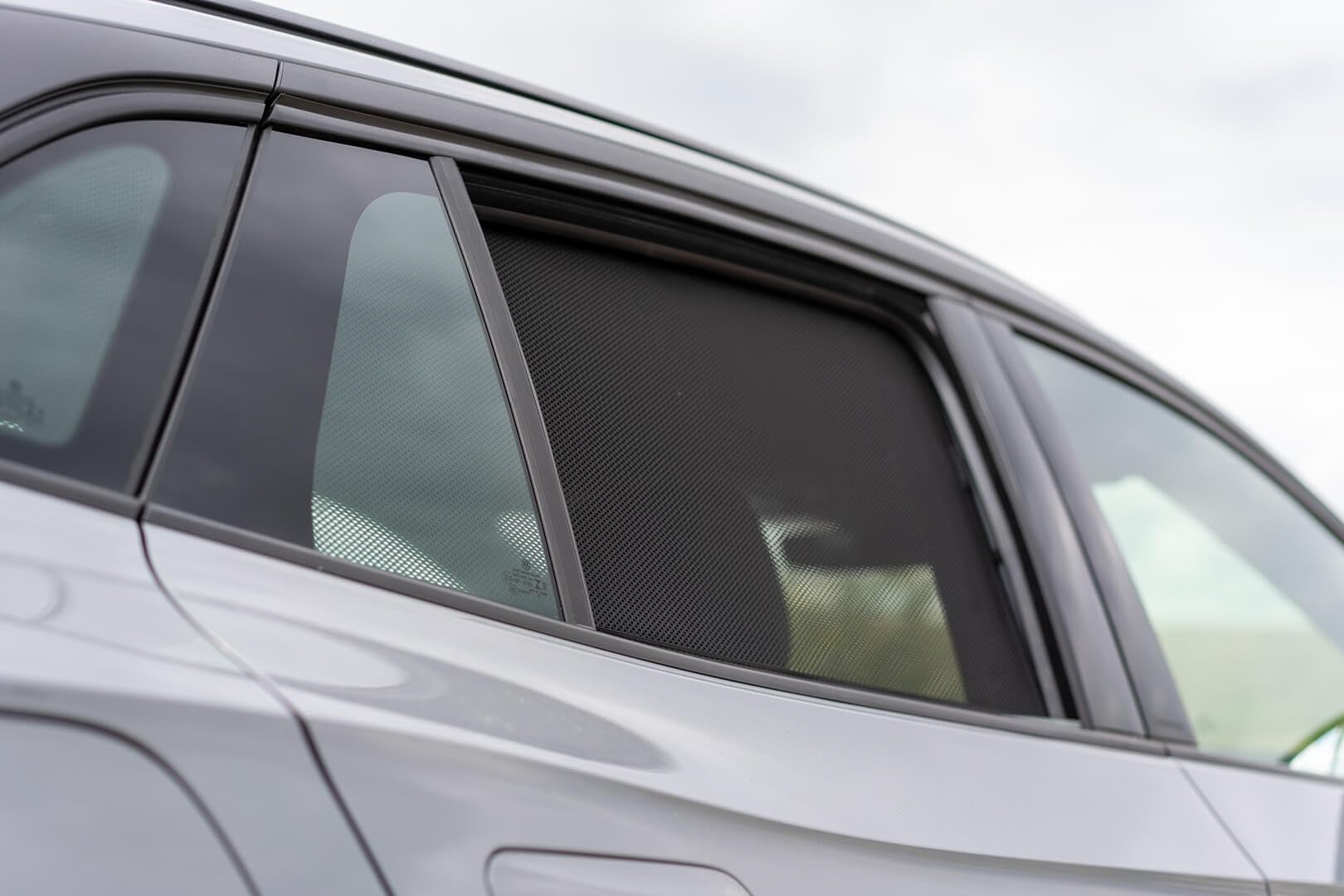 Zestaw osłon samochodowych (tylne drzwi boczne) kompatybilne z Volkswagen ID.4 2020- (2-częściowy), czarne
