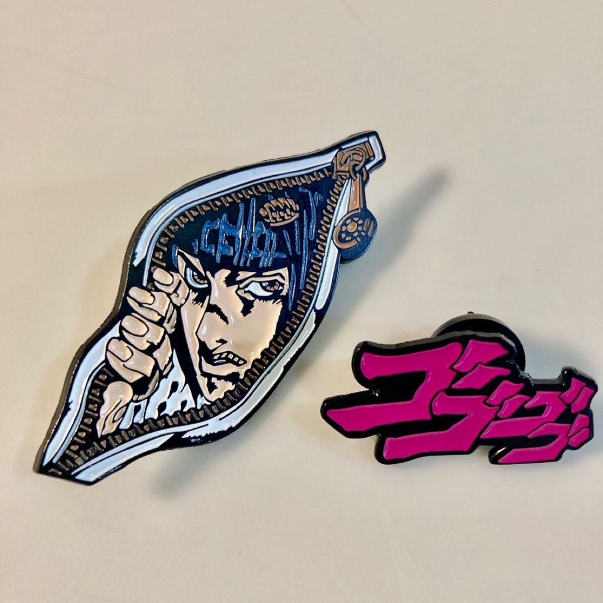 ジョジョの奇妙な冒険　ピンバッジ　レア Amazon | ジョジョの奇妙な冒険 ブチャラティ&ゴゴゴゴ ピンバッジ