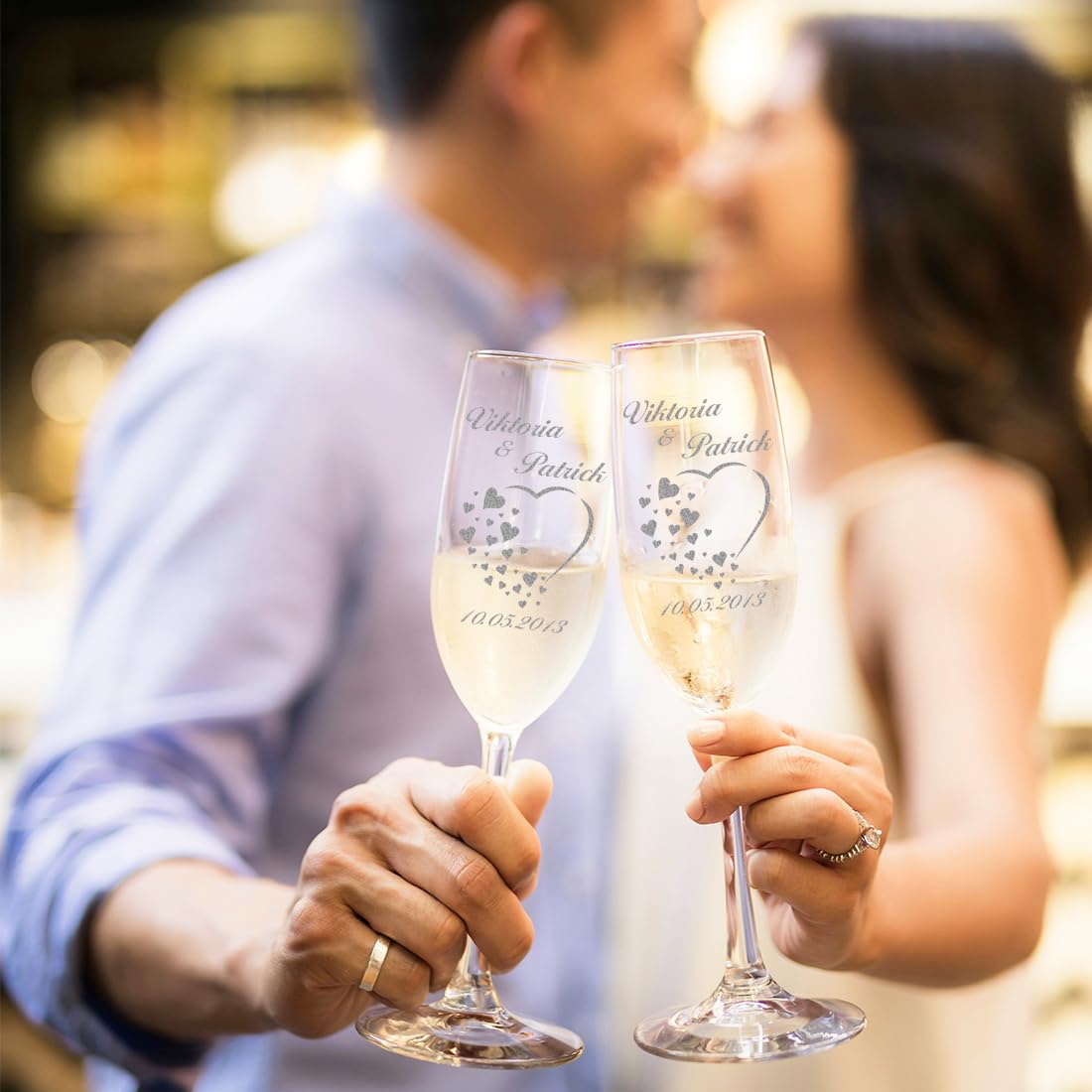 2er Set Sektgläser mit Gravur - Hochzeitsgeschenke für Brautpaare - Gläser für Sekt mit Personalisierung - Geschenkidee zur Hochzeit, Hochzeitsgläser für Paare - Herz mit vielen kleinen Herzen