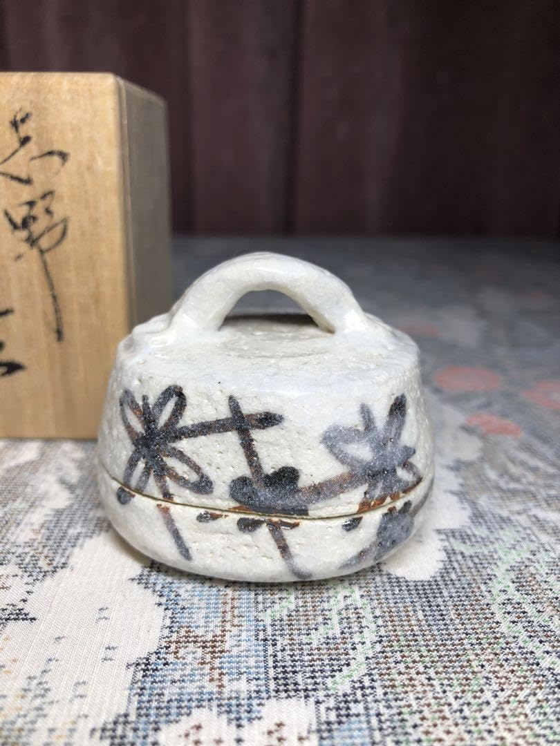 A1290-11/織部焼/山口茂 造/織部釉鉄絵扇面向附5客/共箱/懐石道具/ Amazon.co.jp: 織部焼 山口茂作 織部釉 鉄絵 香合 共箱 茶道具 茶器