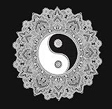 ֎ Design: Auf schwarzem Hintergrund ist in Blumenornamenten das Symbol der allgemeinen Gegensätzlichkeit gefasst. Der Kontrast von Schwarz und Weiß unterstützt die geistige Fokussierung.