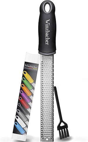 Winzbacher - Premium Zester Reibe I Parmesanreibe, Zitronenreibe, Muskatnuss Reibe, Ingwerreibe u.v.m. I rasiermesserscharfe Edelstahl Klinge I Spülmaschinenfest I inkl. Schụtz & Reinigungsbürste