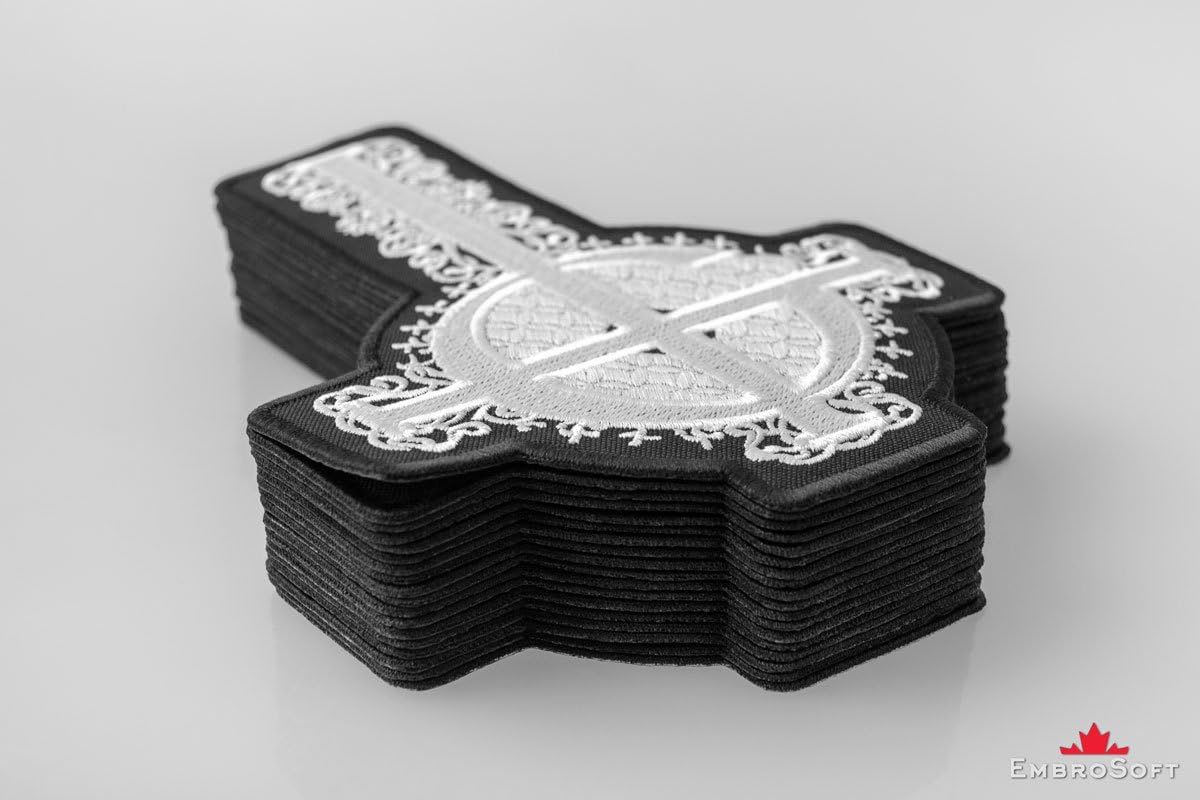ゴーストバンド刺繍パッチ - Grucifix クロスシンボル 黒と白のパターン - ロックアイロン接着パッチ - ヘビーメタル刺繍