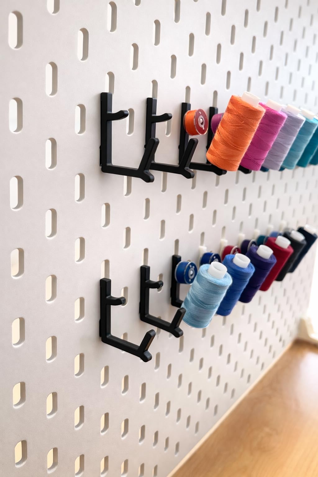 Mivono 20x Garnrollenhalter für IKEA SKÅDIS Lochwand – Nähgarnhalter Set für Garnrollen & Spulen – SKADIS Zubehör zur Nähgarn Aufbewahrung