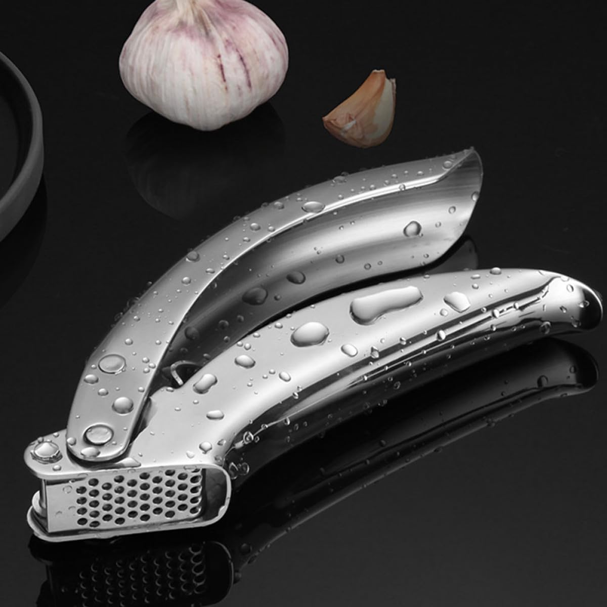 Ipetboom Stainless Steel Garlic Press Practical Kitchen Gadget with Closed Funnel for Easy Squeezing Manual Garlic Squeezer Home Kitchen Supplies