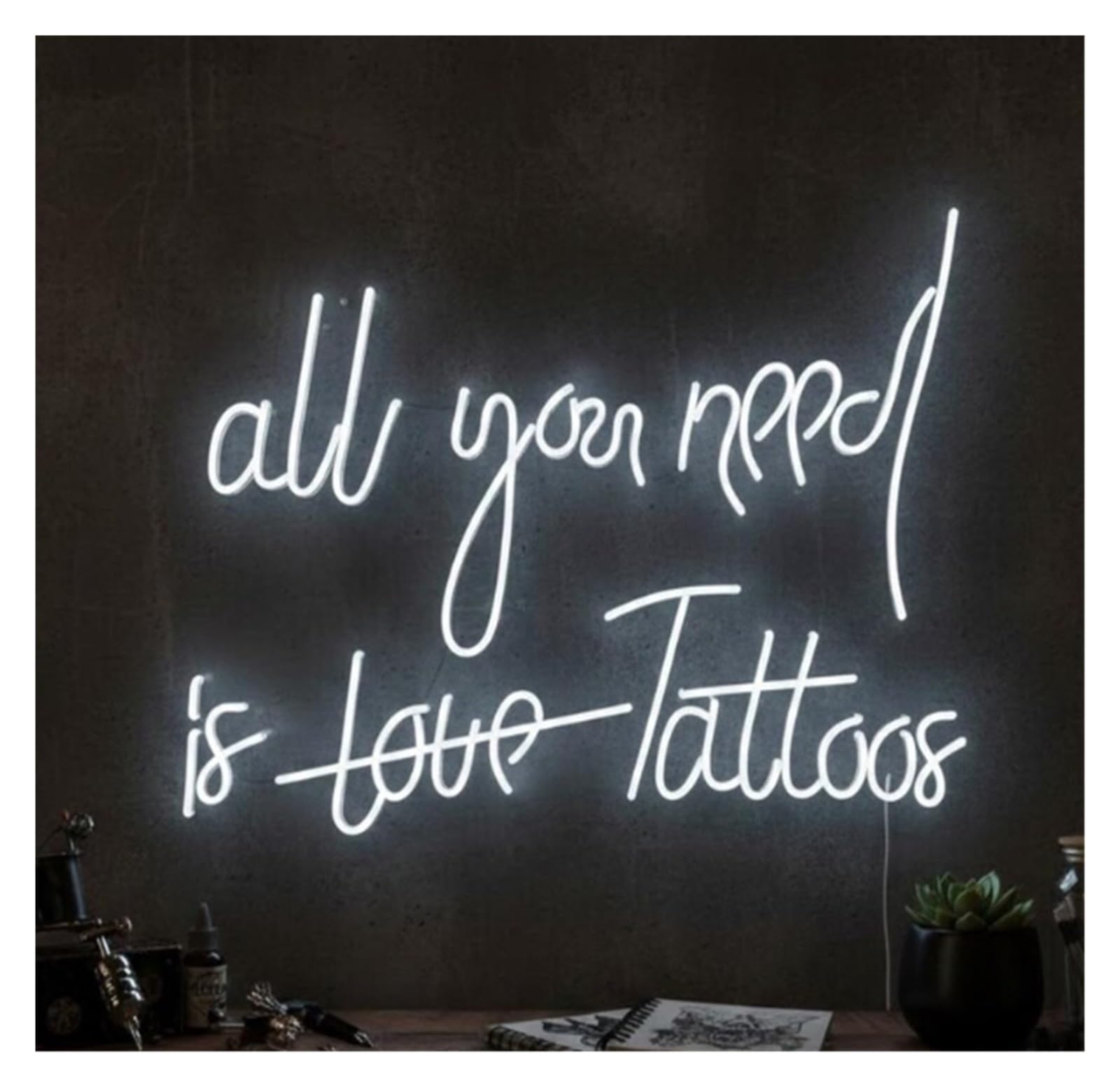Insegna al Neon Insegna Al Neon All You Need Is Love Tattoos | Luce LED Dimmerabile Per L'arredamento Del Salone Dello Studio Di Tatuaggi Illuminato 55cm