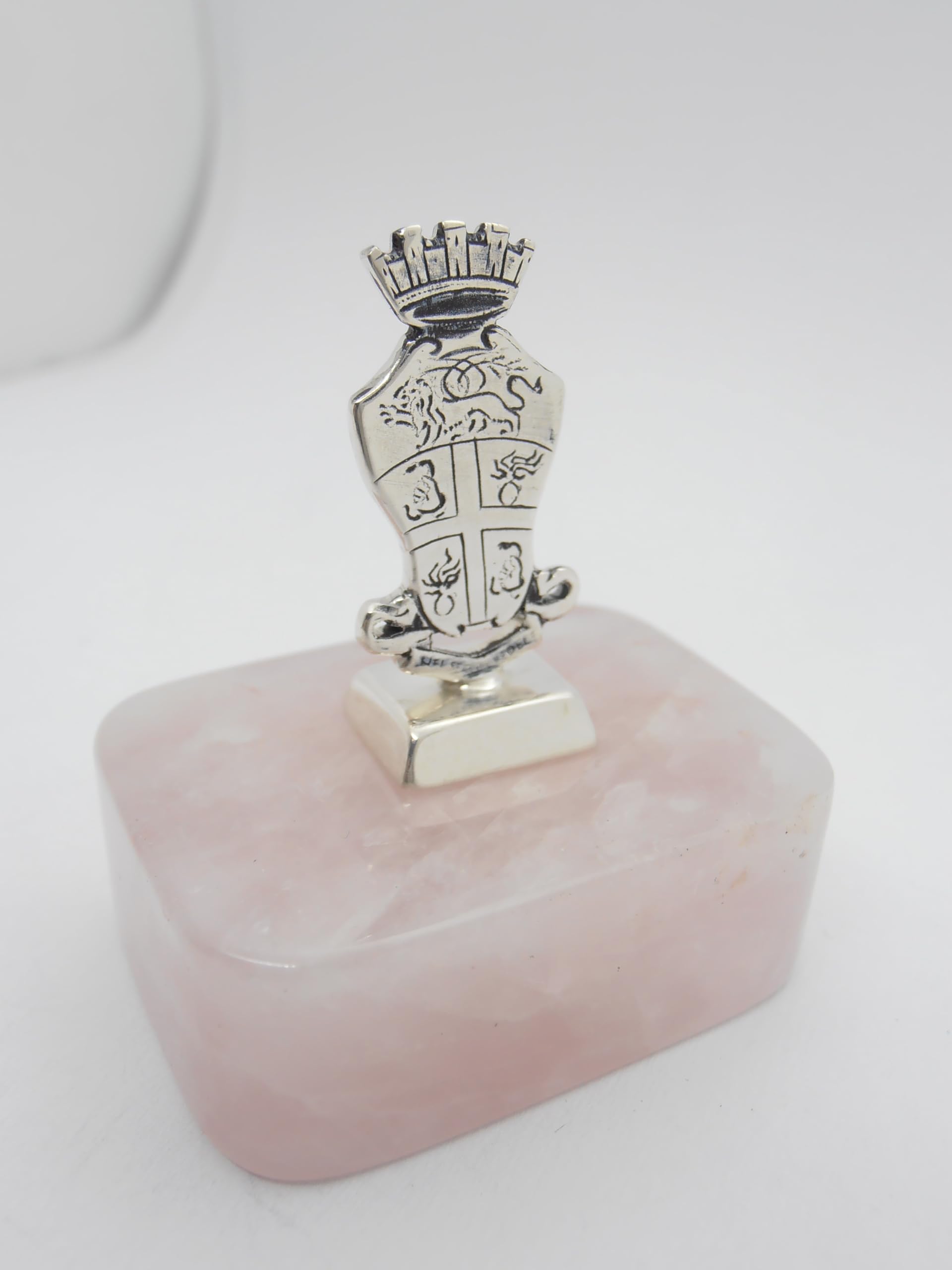 Fregio dell'Arma dei Carabinieri in Argento 925 su Quarzo Rosa Naturale - Fermacarte - Stemma Soprammobile - Segnaposto - Pietra Dura - Scultura
