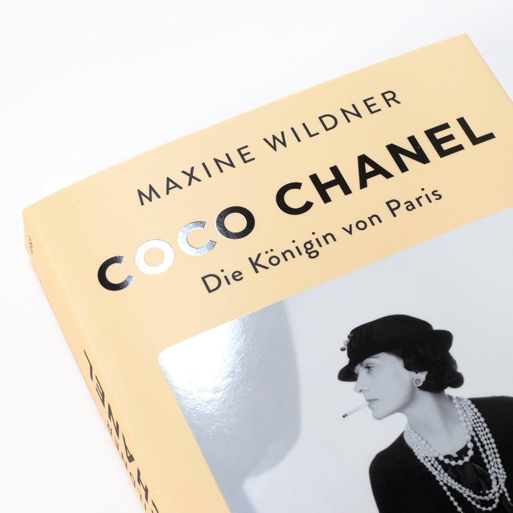 Amazon.co.jp: Coco Chanel. Die Koenigin von Paris: Roman