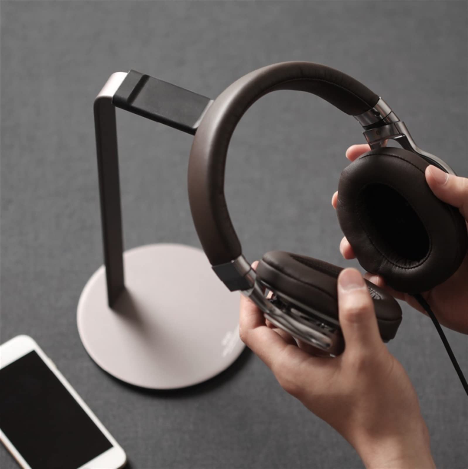Uchwyt na słuchawki Uniwersalny stojak na słuchawki Uchwyt zestaw słuchawkowy do gier i Wyposażony w solidny korpus ze stopu aluminium, gumowe nóżki solidną podstawę(Silver)