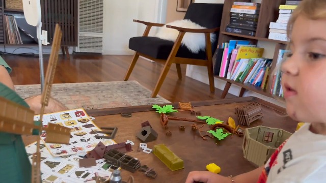 Jouet Ferme 33 Pièces JONRRYIN Avec Animaux, Tracteur, Grange, Moulin à Vent Lumineux - Cadeau Enfant 3-7 Ans