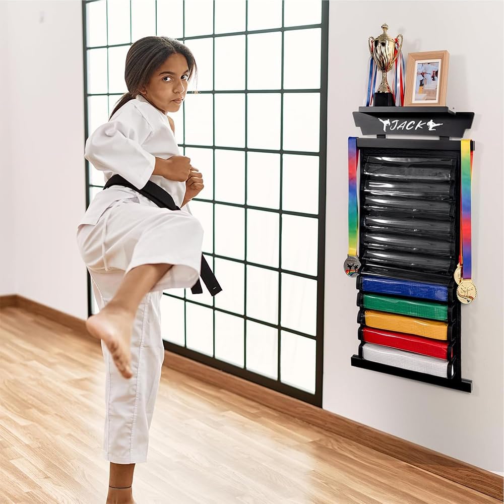 12 Ceintures Karate Belt Display Rack avec Autocollants, Organisateur de Ceintures D'arts Martiaux, Conception Anti-poussière, Support D'affichage pour Ceintures de Taekwondo pour Karaté, BJJ