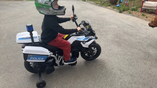 Moto de Police pour Enfants à Chevaucher, 12V 7AH 2 Vitesses Moto Électrique pour Enfants avec Phares DEL, MP3, Musique et Roues Stabilisatrices