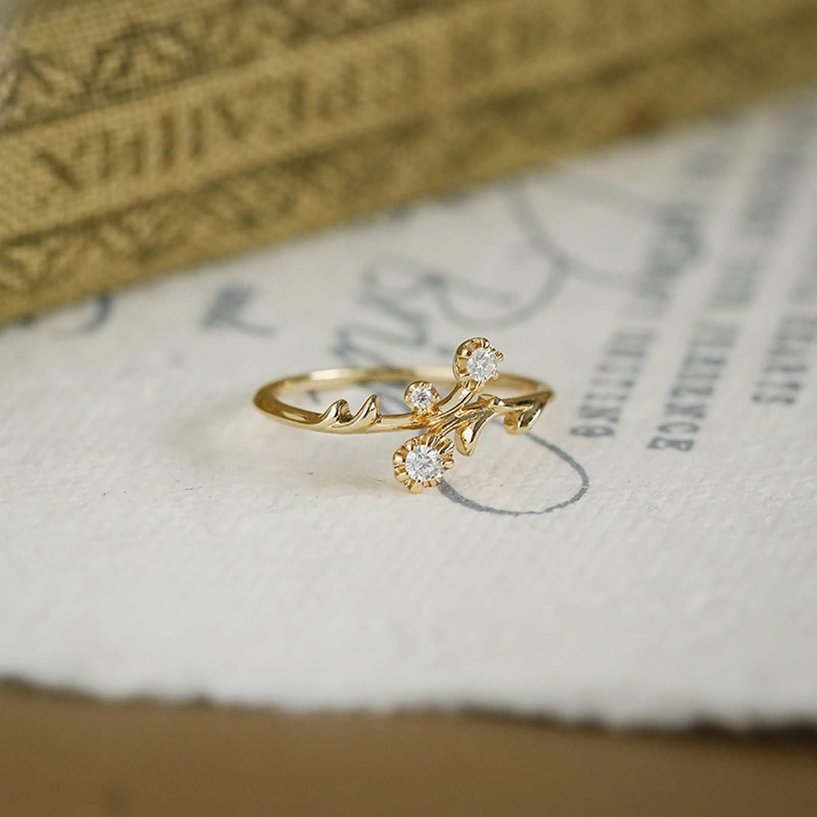 Anillo solitario dorado Au 375/585/750 con moissanita