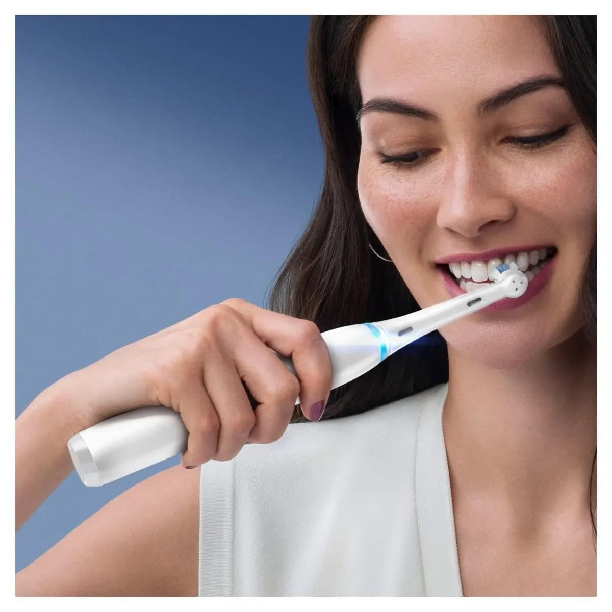 Oral-B iO Series 8 - Cepillo de dientes eléctrico, 2 cabezales de cepillo, 6 modos de cepillado para el cuidado dental, regalo de San Valentín para él o ella, pantalla y estuche de viaje, diseñado por