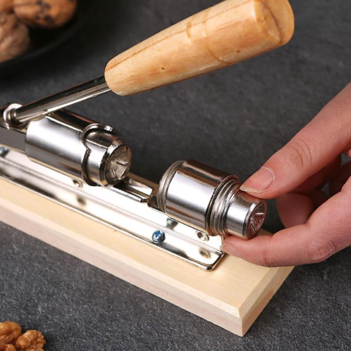Garneck Casse-Noix Mécanique Léger et Portable Adapté à Tous Types de Noix en Acier Inoxydable Manche en Bois Outil Pratique pour Casser Noisettes et Châtaignes