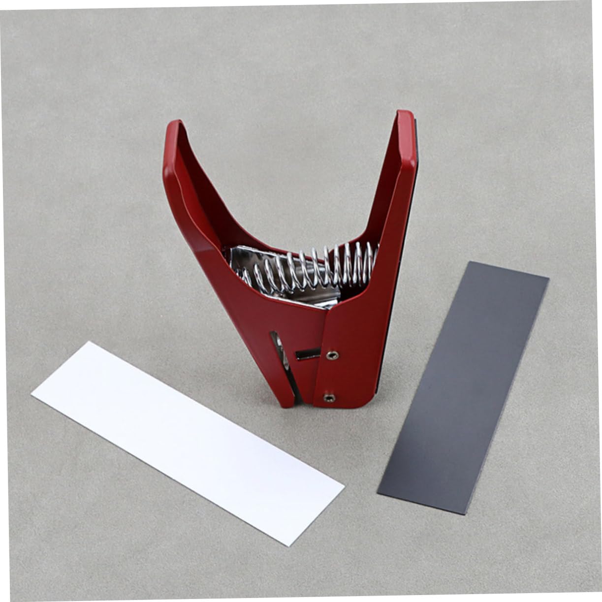 Sosoport Strumento per Plettri per Chitarra in Metallo Rosso, Facile da Usare e Resistente All'usura, Perforatore Professionale per Creare Plettri Personalizzati Fai da Te