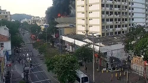『Incêndio atinge loja na Freguesia, Zona Sudoeste do Rio』のカバーアート