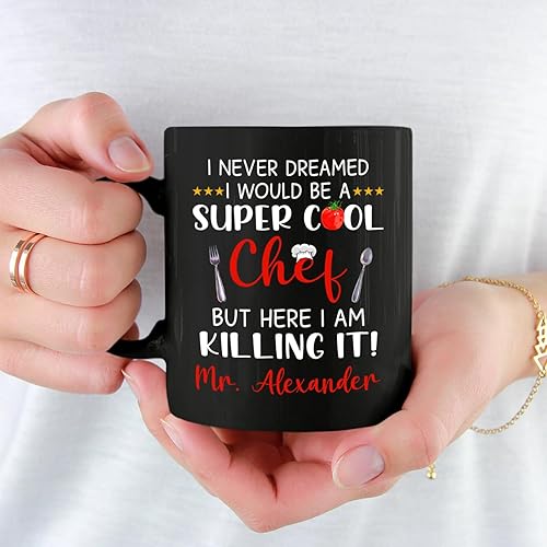 Vista 25 de Taza de café negra personalizada con nombre «A Truly Great Chef Is Hard To Find con nombre», taza de café personalizada para gran chef de 11 onzas