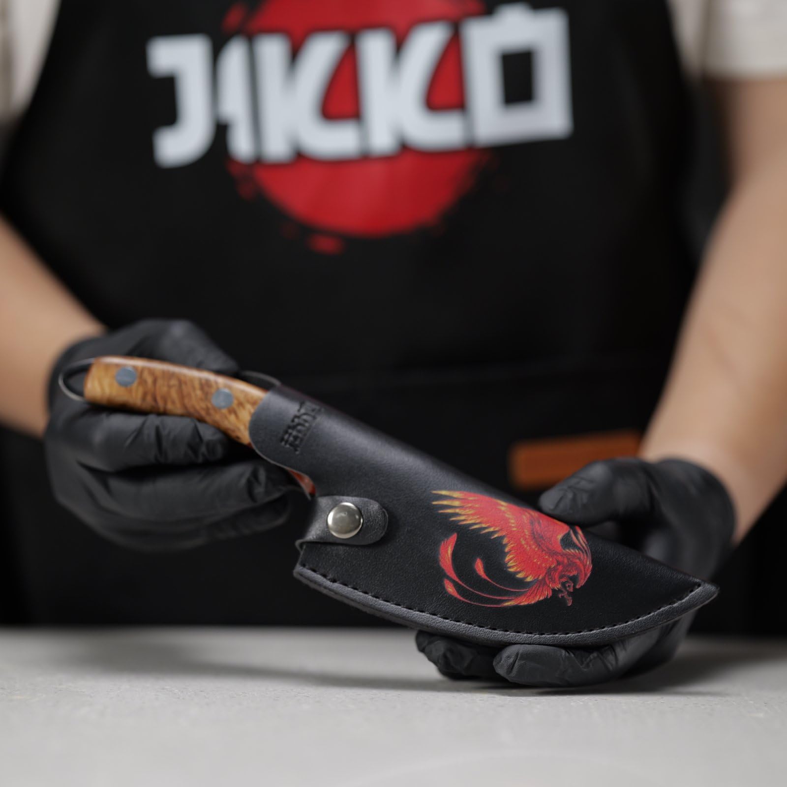 JIKKO® Phoenix Edition – Couteau de cuisine forgé | Acier japonais triple couche SUS440A (~57HRC) | Manche bois d’olivier & résine | Étui cuir offert | Édition limitée