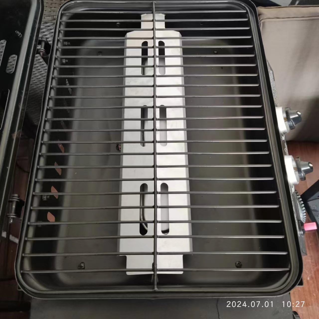 Barbacoa a gas con 2 quemadores de gas compactos, quemador lateral, rejilla barbacoa,mesas laterales y carro de acero, 8,7 kW de potencia