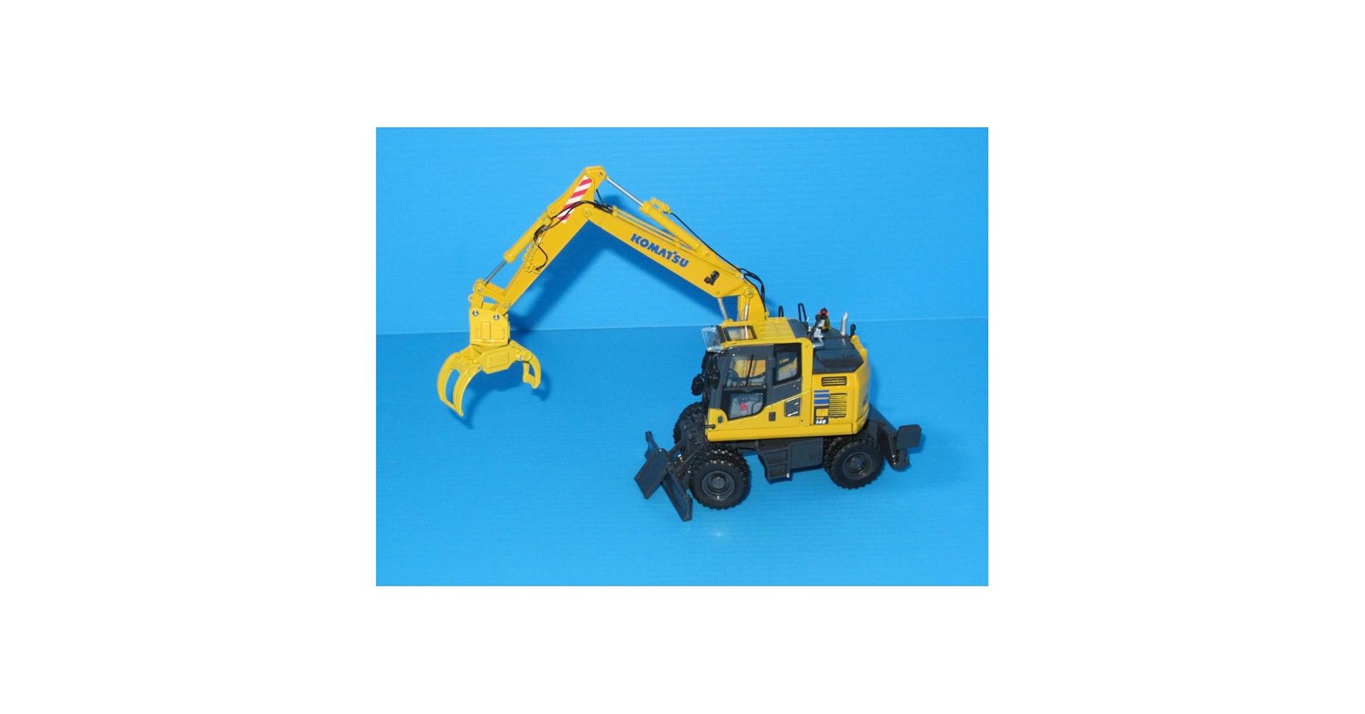 コマツ PW148油圧ショベル(モノブーム仕様) 1/50 KOMATSU Universal Hobbies 1:50 Scale Komatsu PW148-11 on wheeles