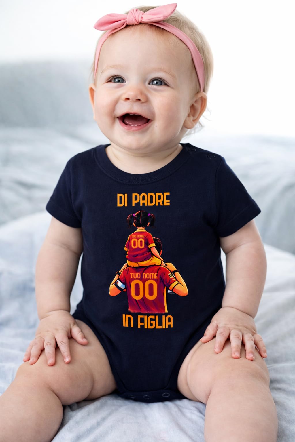 D&Vlab Body Tutina Bodino Neonato Bimba Bambini Divertenti DI PADRE IN FIGLIA Personalizzato con Nome in 100% Cotone per Papà Tifosi Calcio Squadre Ultras Roma Giallo Rossi