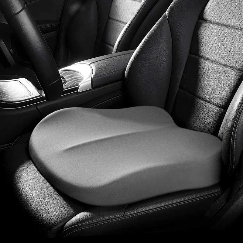 🚗【Antiscivolo e Stabile】La base antiscivolo mantiene il cuscino rialzo sedile auto ben posizionato anche durante la salita e la discesa dal veicolo. Questo cuscino per sedile conducente rimane stabile senza danneggiare il rivestimento originale, offrendo una soluzione sicura e confortevole per la guida.