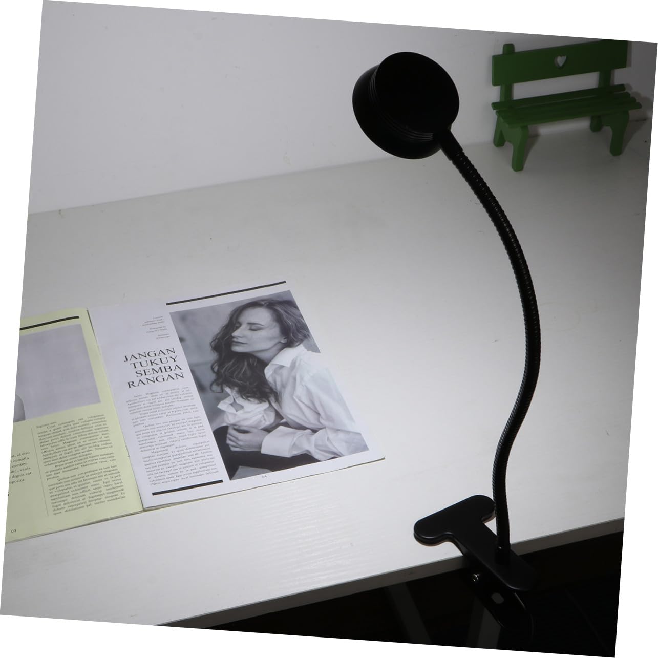 NUOBESTY Lampada da Lettura LED Ricaricabile USB Clip Flessibile e Luce Ultra Luminosa, Lampada da Comodino in Metallo Nera per Leggere a Letto o Campeggio