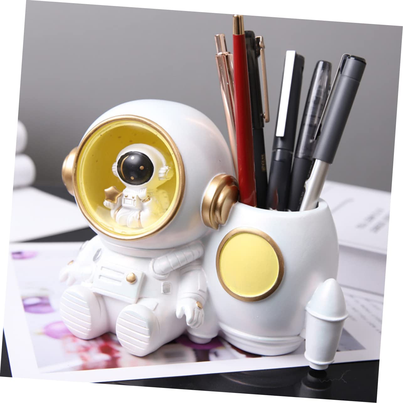 POPETPOP Portapenne Astronauta con Luce Porta Penne in Resina Bianco Grande Capacità per Scrivania Studenti Accessorio Ufficio Leggero e Decorativo