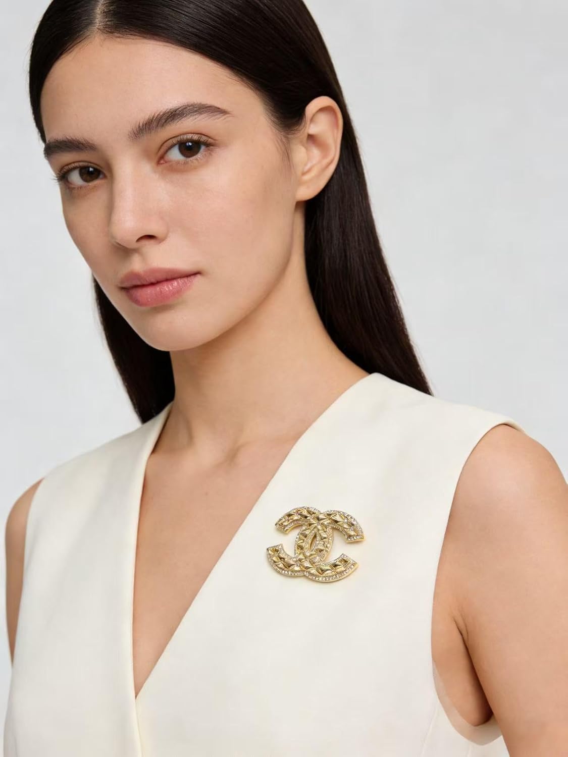 Elegant Crystal-Embellished Gold Brooch – Timeless Quilted Design, Versatile Accessory for Weddings, Parties & Everyday Wear