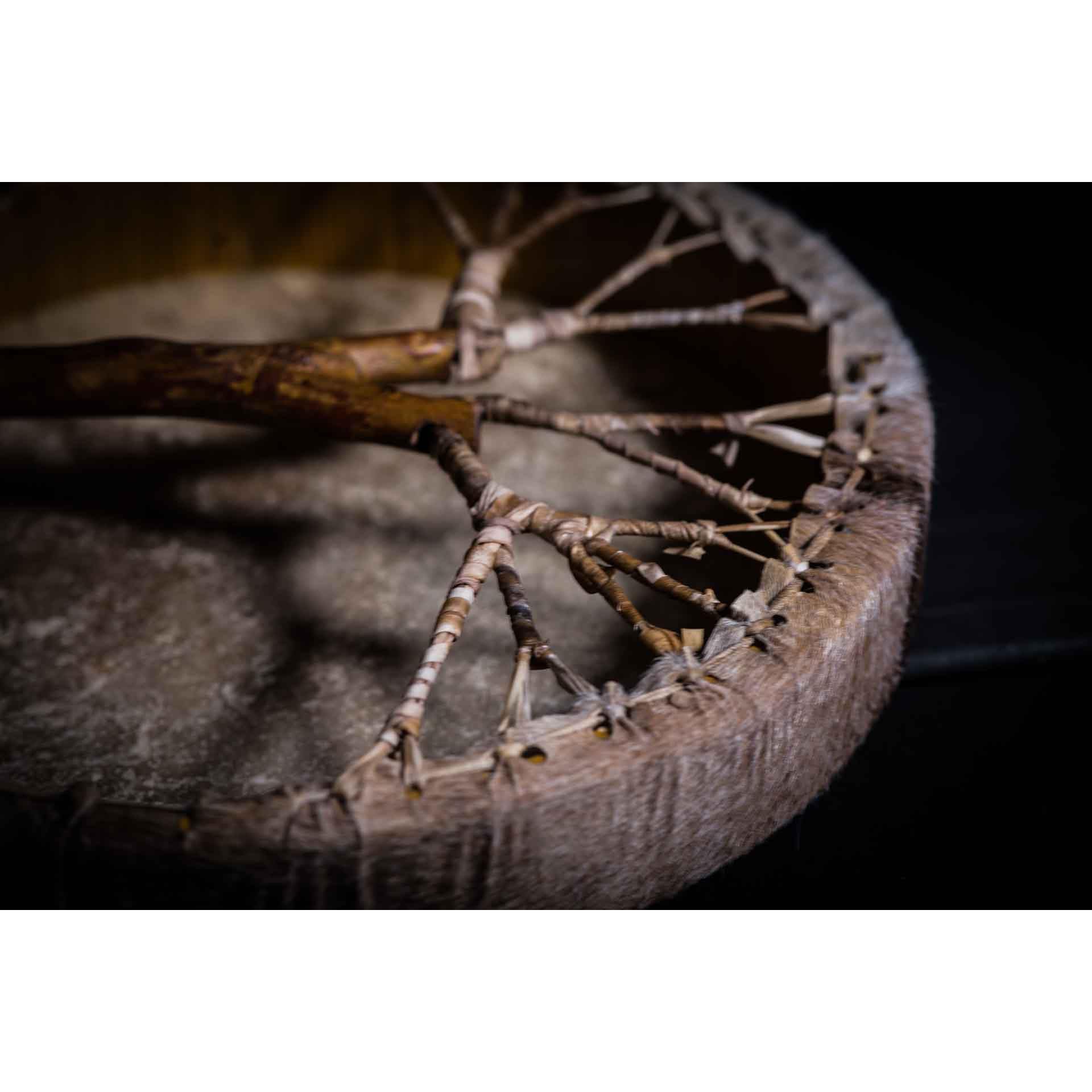 Shamanentrommel Ziegenfell Ø 40 cm mit Griff im Baum Stil Rahmentrommel im mysevendo Set Rund Shaman Drum Goat Skin inkl. Stick