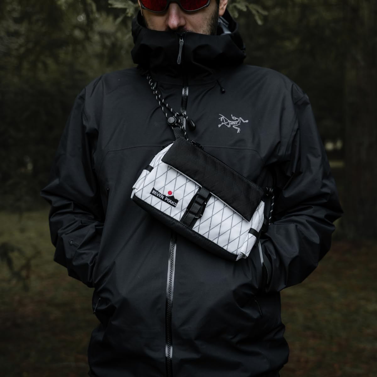 Seven Peaks Sac banane imperméable antivol avec plusieurs compartiments, sac banane de sport réglable pour homme et femme, idéal pour voyage, course, randonnée et cyclisme, Noir & blanc, Décontracté