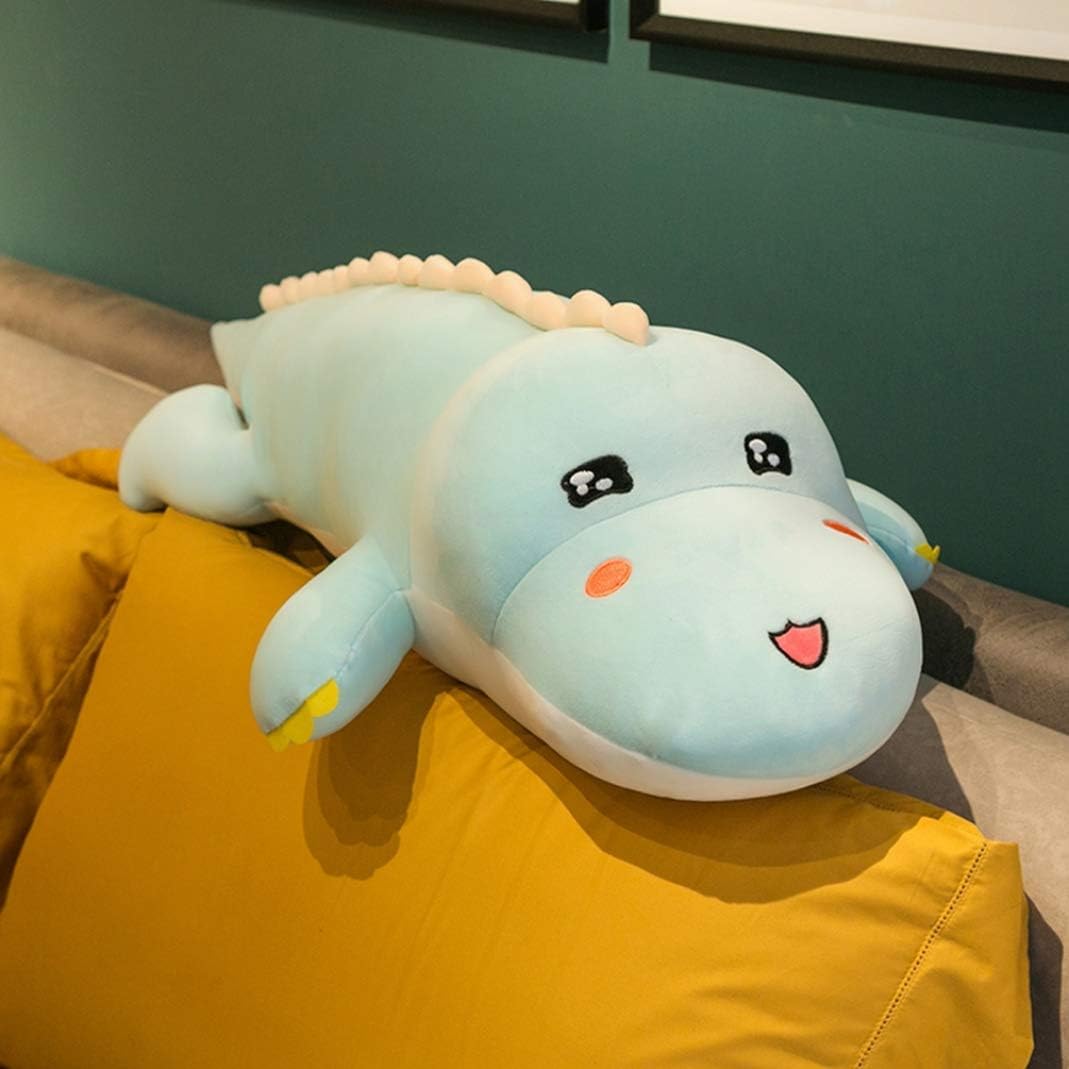 恐竜のぬいぐるみを抱いて寝る