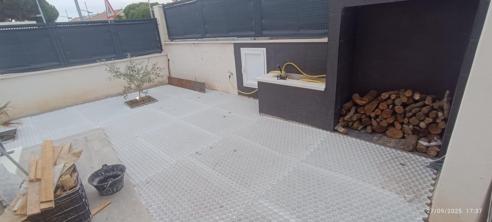 Geocelda, Estabilizador de Gravilla - Rejilla de plastico Blanco con geotextil adherido. 160 x 120 x 3 cm